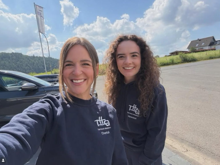 Endlich sind sie da – unsere neuen Firmenpullover!